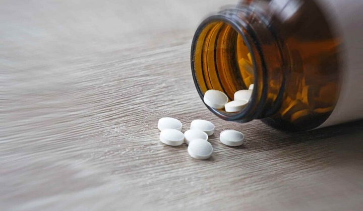 Кошик з медичними препаратами в аптеці