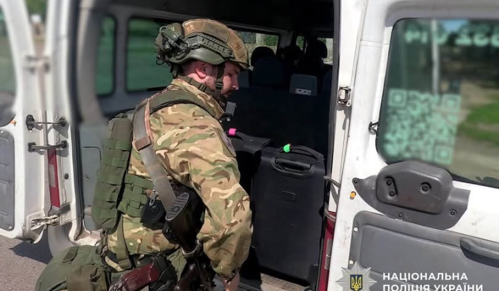 Полицейские эвакуируют семьи из Вышетарасівки