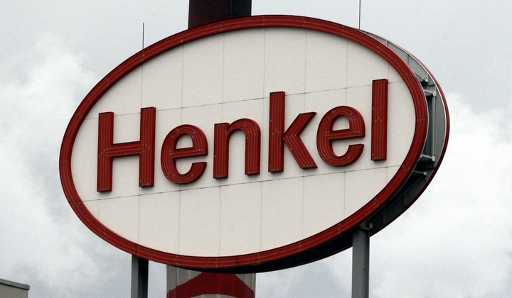 Логотип компанії Henkel на фоні німецького прапора