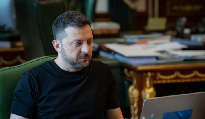 Зеленский поручил Шмыгалю заключить контракты по дронам