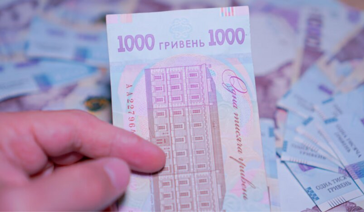 Женщина с документами в руках