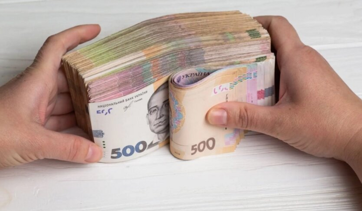 Логотип Мінфіну на тлі грошових купюр