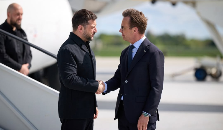 Флаги Швеции и Украины на фоне
