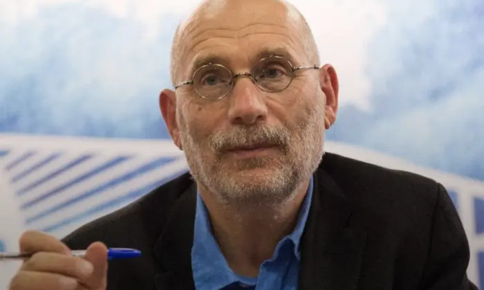 Moscow court changes Akunin's punishment regime