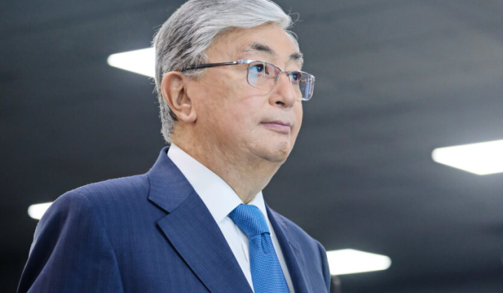 Image of peaceful negotiations between Tokayev and Putin