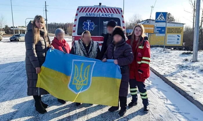 Група репатрійованих в Україну людей