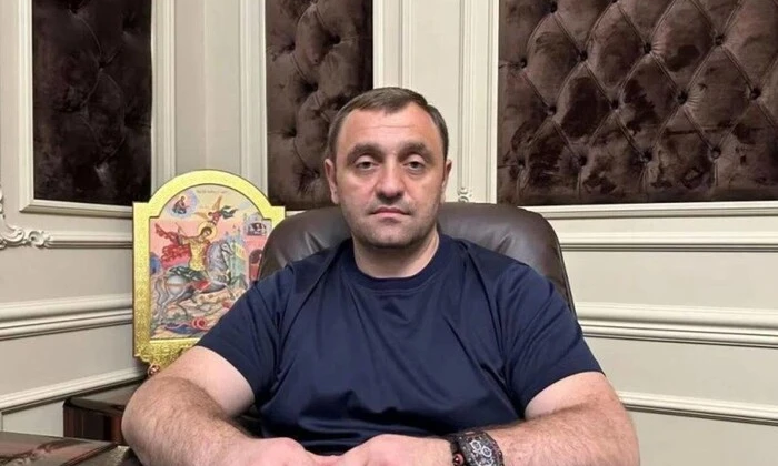 Фото, на якому зображений вибух у Москві та засновник російського батальйону «Арбат» Саркісян