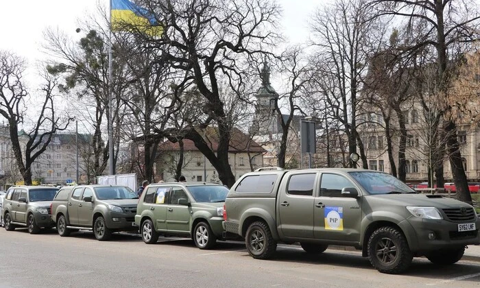 Изображение британских фермеров с пикапами для ВСУ