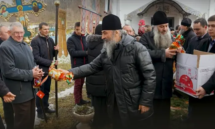 Митрополит Онуфрій співає у хорі