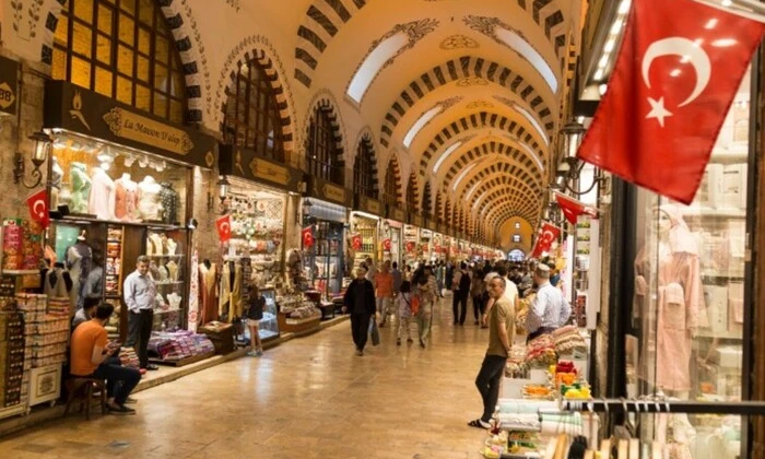 Плавний спуск турецької ліри, стимулює туризм