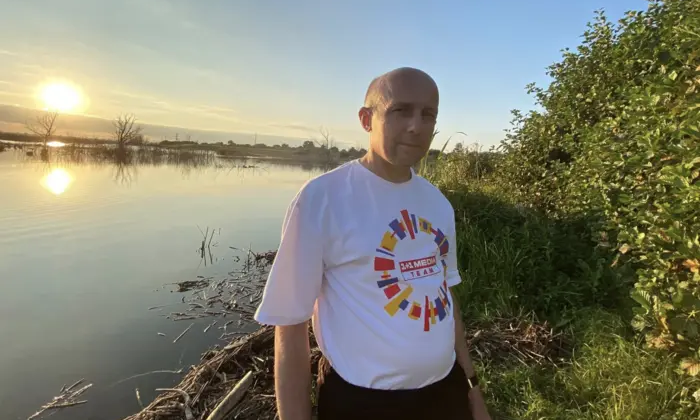 Смуглянка виконує російські пісні