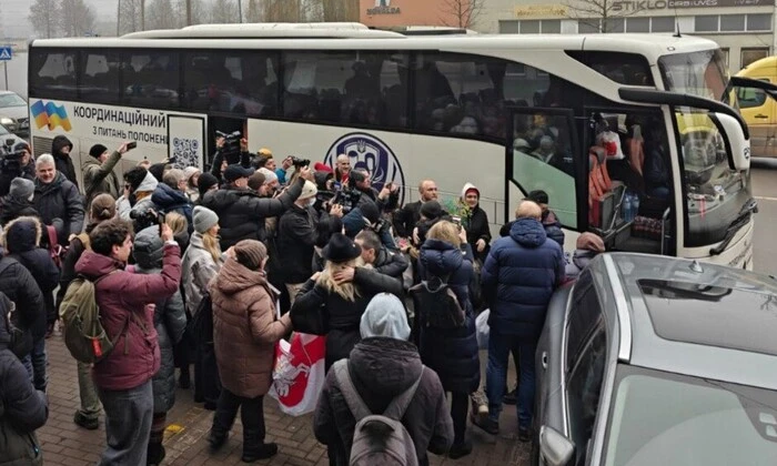 Более 100 белорусских политзаключенных прибыли в Польшу и Литву