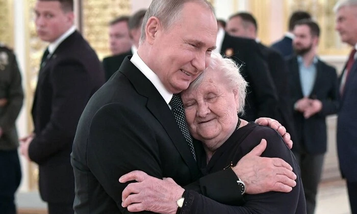 Путін і вчителька на параді в Кремлі