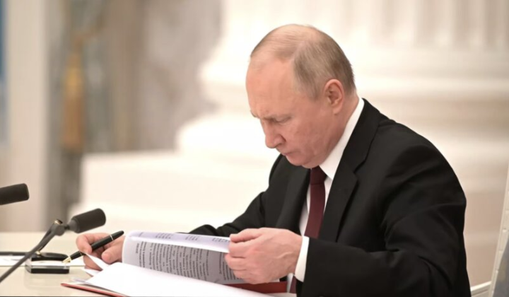 Russia sells gold reserves and owes VPK