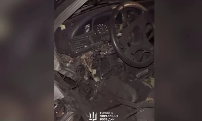 Автомобіль зі знищеними уламками