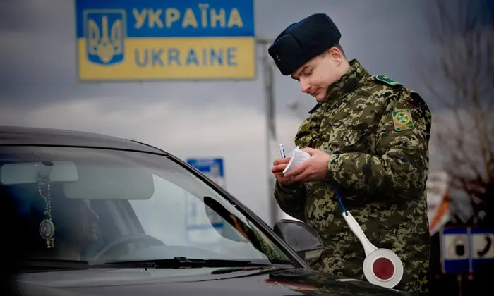 Картинка з документами для виїзду за кордон