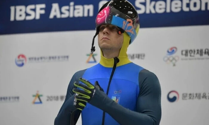 Гераскевич вручає нагороду командиру Азовсталі