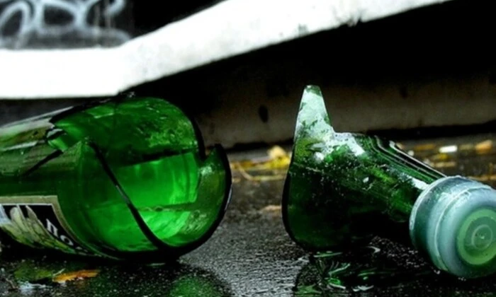 Жінка з пораненим оком від шампанського