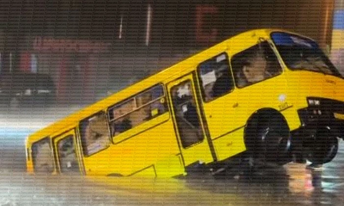 Маршрутка у провалля під час зливи