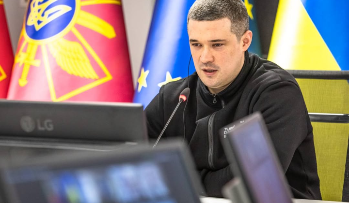 Прапори України та Швеції на фоні