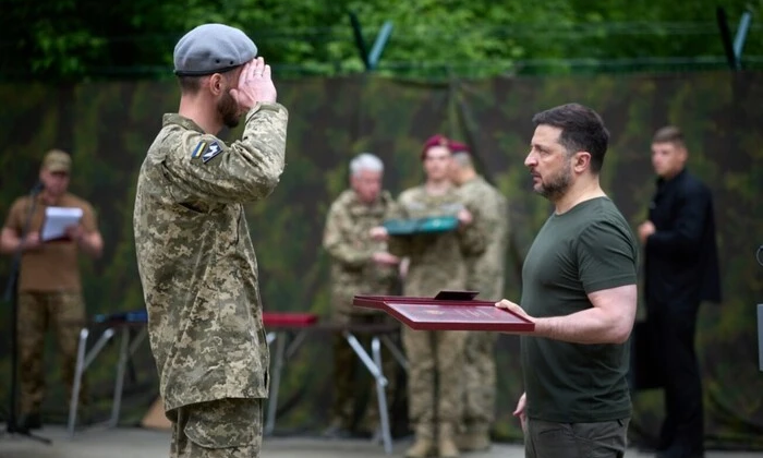 Zelensky presents awards to Special Forces fighters