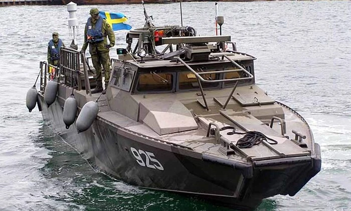 Військові демонструють бойові навички на кораблі