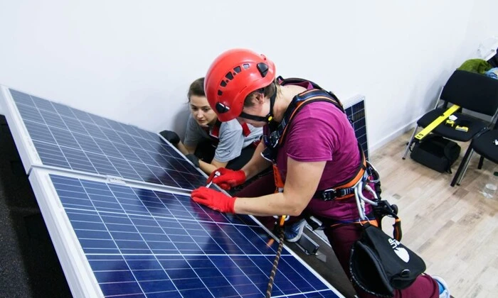 Украинка работает на ветряной электростанции