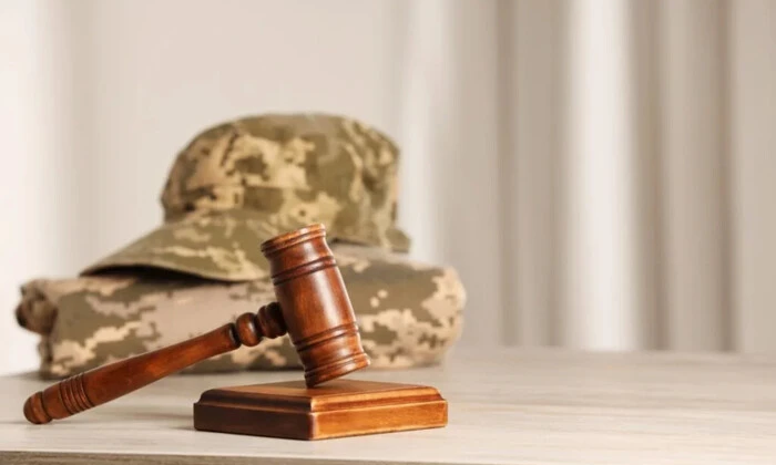 Солдат з рюкзаком під час переходу