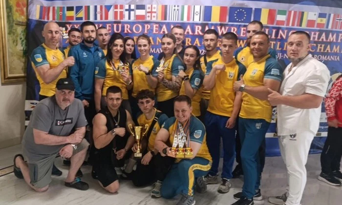 Украинские армрестлеры на пьедестале с наградами