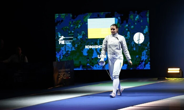 Українська шаблістка Комащук на п'єдесталі
