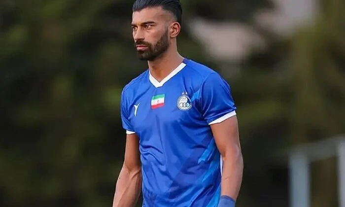 Футболіст з Ірану обіймає вболівальницю перед грою