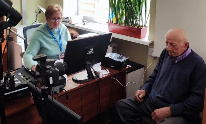 Пенсіонер з новим паспортом в руках