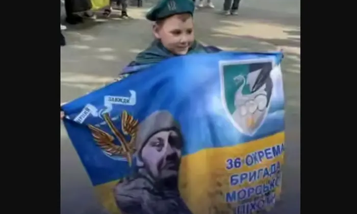 Хлопчик зустрічає українців з російського полону