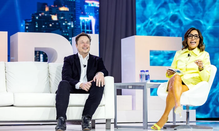 Гендиректорка соцмережі Маска у вигулі