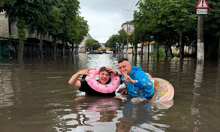 Жителі розважаються в калюжах