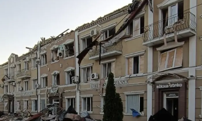 пошкоджена будівля у Слов'янську