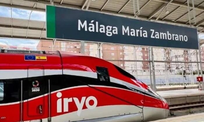 Потяг на фоні гір у Іспанії