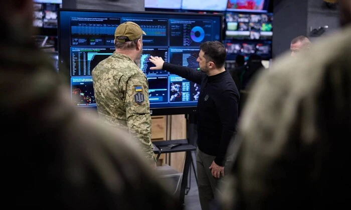 Зеленский слушает доклад Мадяра о развитии беспилотников