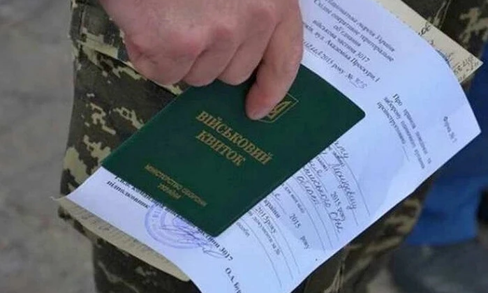 Військові літають на військовій техніці