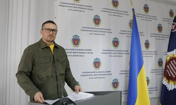 Усик в спортивной одежде с микрофоном