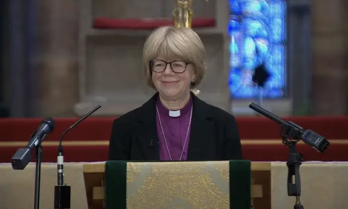 Женщина на фоне Англиканской церкви