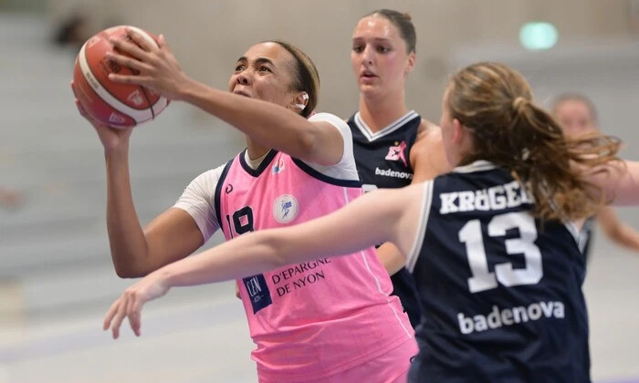 Уро-Ніле забиває гол у баскетбольній грі