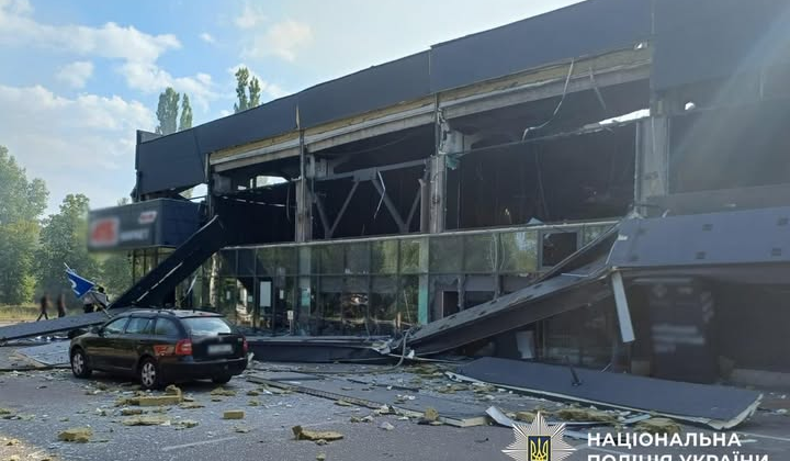 Пошкоджений супермаркет в Чернігові