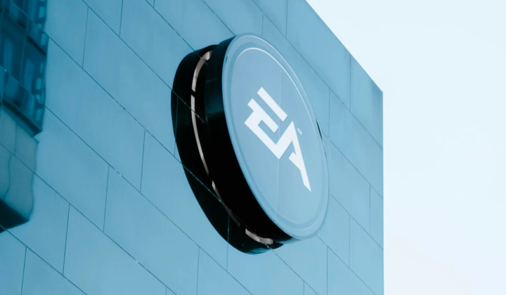 Логотип компании Electronic Arts на фоне саудовского флага