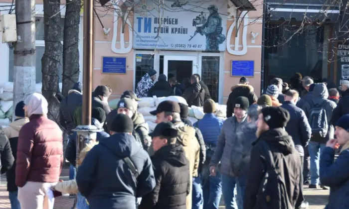 Велика черга під ТЦК в понеділок