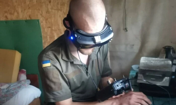 Фото писательницы Поваляевой и её двух сыновей