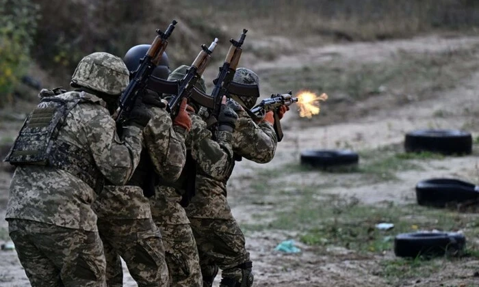 Военные во время отступления из Суджи