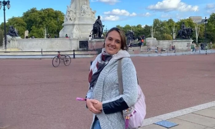 Женщина поддерживает живот после Covid-19