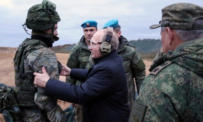 Зображення закутаного Кремля в військову тематику