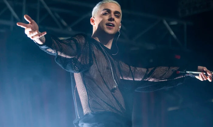 Співак виступає на сцені під час концерту